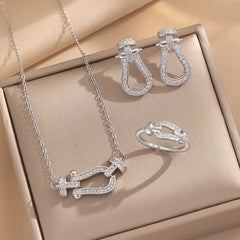 Fashionable and popular horseshoe buckle necklace, versatile jewelry for daily use